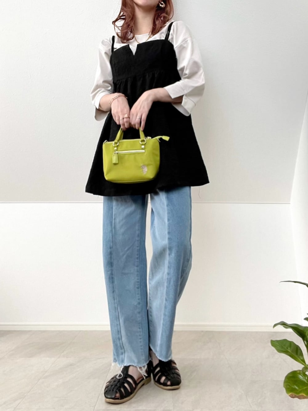 ホワイト系のTシャツ/カットソー、グリーン系のショルダーバッグ、ブルー系のデニムパンツを着用したレディースの春コーディネートの1枚目の写真