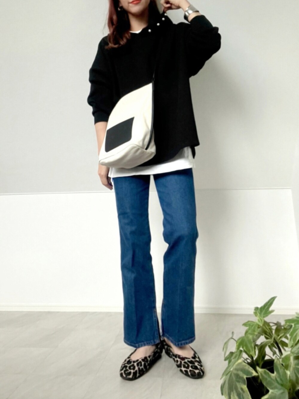 「green label relaxing、デニムパンツ、フレアパンツ、La-gemme、パーカー、agnes b.、RODE SKO、パンプス、ショルダーバッグ、秋のコーデ、オトナカジュアル、ラフ、ママコーデ、きれいめカジュアル、レイヤードスタイル」｜「La-gemmeのフードパールボンディングフーディ（パーカー、ブラック系）」を使った、＊𝒂𝒎𝒆𝒍𝒊𝒆𝒆＊さん（レディース・158cm）の秋コーディネートの1枚目の写真