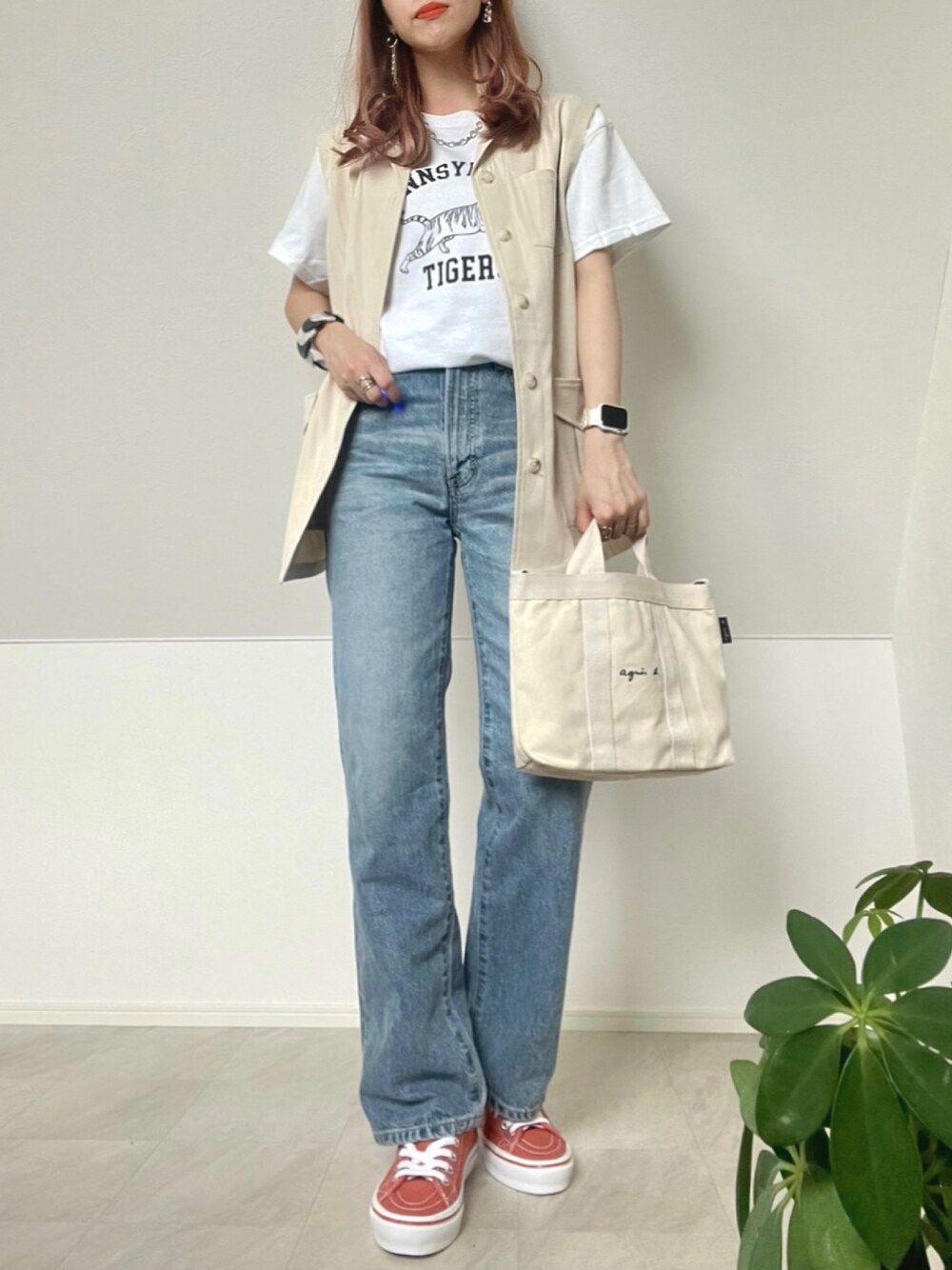 「ANGIE VINTAGE、ロゴT、Le temps riche、ジレ、SOMETHING、デニム、カラースニーカー、agnes b.、トートバッグ、大人カジュアル、ラフ、シンプルコーデ、パンツスタイル、スニーカー」｜「ANGIEの【2023年春夏新色追加】GILDANカレッジロゴオーバーサイズTシャツ（半袖）（Tシャツ/カットソー、ホワイト系）」を使った、＊𝒂𝒎𝒆𝒍𝒊𝒆𝒆＊さん（レディース・158cm）の春コーディネートの1枚目の写真