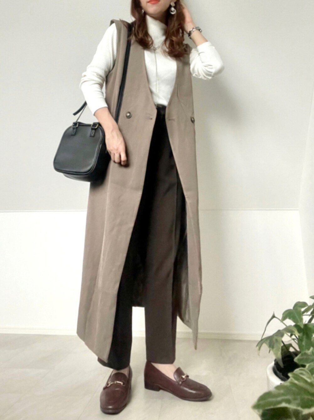 「パンプス、シンプル、ローファー、UNIQLO、ベスト、タートルネック、プチプラ、ジレ、シンプルコーデ、通勤コーデ、低身長、オフィスカジュアル、オトナカジュアル、lagemme、deuxamour」｜「La-gemmeのバックスリットロングベスト（その他アウター、ベージュ系）」を使った、＊𝒂𝒎𝒆𝒍𝒊𝒆𝒆＊さん（レディース・158cm）の秋コーディネートの1枚目の写真