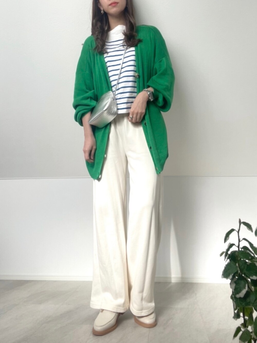 「ANGIE VINTAGE、ボーダー、春コーデ、白パンツ、きれいめカジュアル、パンツスタイル、オトナカジュアル、シンプル、カラーコーデ、大人カジュアル、ローファー、グリーン、ミニバッグ、ニットカーディガン、ビッグシルエット」｜「ANGIEの12G Vネックオーバーサイズカラーカーディガン（カーディガン/ボレロ、グリーン系）」を使った、＊𝒂𝒎𝒆𝒍𝒊𝒆𝒆＊さん（レディース・158cm）の冬コーディネートの1枚目の写真