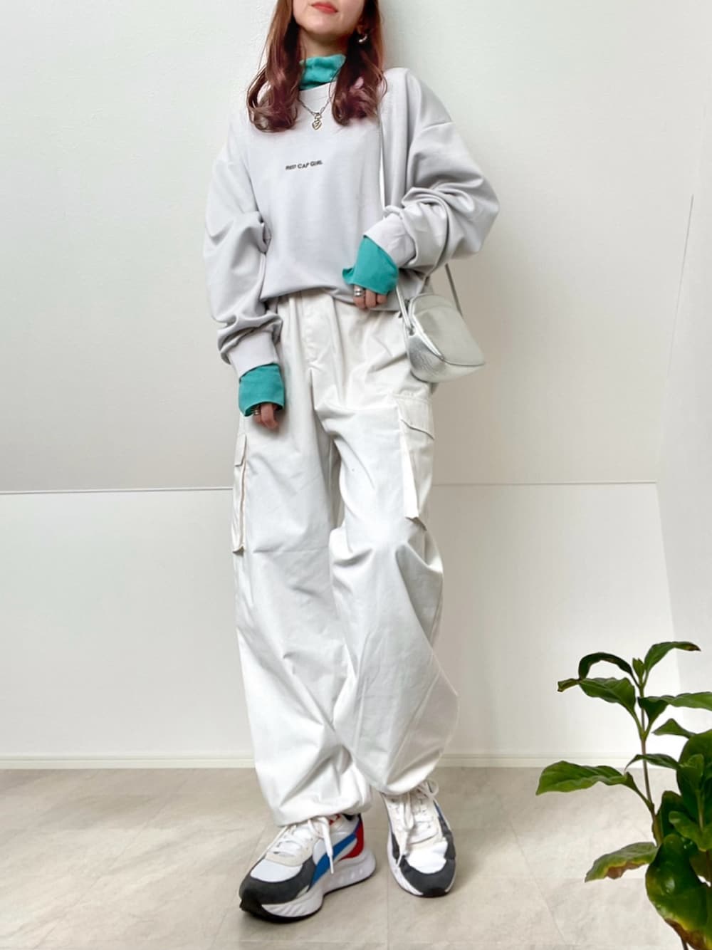 「johnscloset、ジョンズクローゼット、GU、ジョガーパンツ、カーゴパンツ、ジェンダーレス、カジュアルコーデ、スニーカーコーデ、レイヤードスタイル、春コーデ」｜「Red Cap Girlの【a-r】〔Red Cap Girl/レッドキャップガール〕ダンボールニット RCG×PHOTO プリント ルーズシルエット クルーネックスウェット（スウェット、グレー系）」を使った、＊𝒂𝒎𝒆𝒍𝒊𝒆𝒆＊さん（レディース・158cm）の冬コーディネートの1枚目の写真