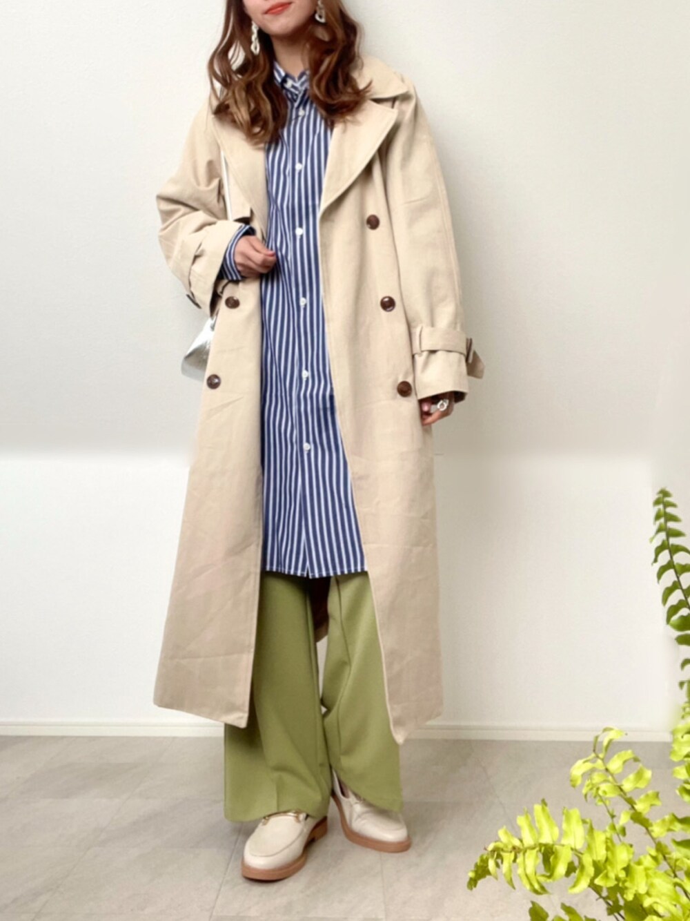 「johnscloset、ジョンズクローゼット、ストライプシャツ、ジェンダーレス、ユニセックス、COTORICA.、トレンチコート、カラーコーデ、春カラー、ANGIE VINTAGE、きれいめカジュアル、大人カジュアル、レイヤードスタイル、通勤コーデ」｜「Naive magicの【a】ブロード長袖ロングシャツ/ジャケット（シャツ/ブラウス、その他）」を使った、＊𝒂𝒎𝒆𝒍𝒊𝒆𝒆＊さん（レディース・158cm）の春コーディネートの1枚目の写真