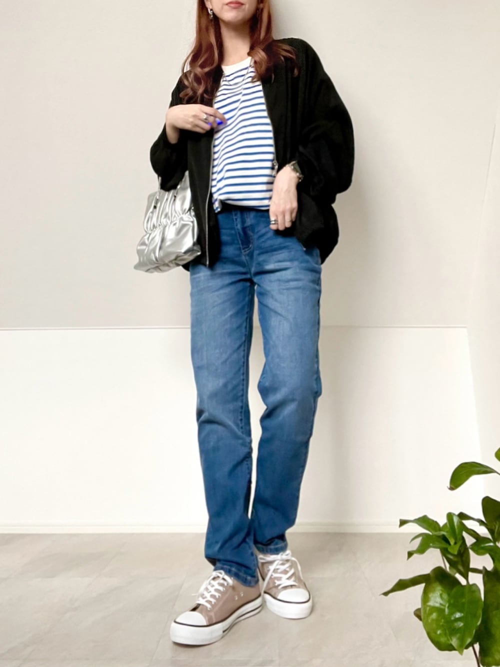 ブラック系のブルゾン、ブルー系のTシャツ/カットソー、ブルー系のその他パンツを着用したレディースの春コーディネートの1枚目の写真