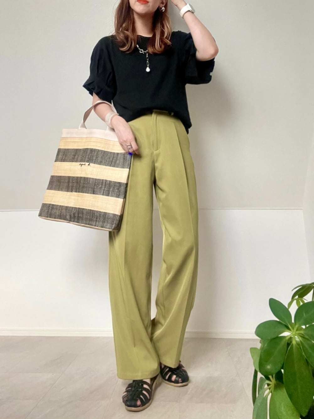 「carch.b、シンプルコーデ、agnes b.、アニエスベー、かごバッグ、春夏コーデ、オトナカジュアル、パンツスタイル、グルカサンダル、キレイめカジュアル、トートバッグ、シンプル、大人コーデ、きれいめカジュアル」｜「carch.bのアイテム（Tシャツ/カットソー、ブラック系）」を使った、＊𝒂𝒎𝒆𝒍𝒊𝒆𝒆＊さん（レディース・158cm）の春コーディネートの1枚目の写真