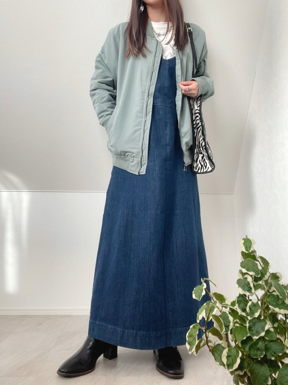 「MA-1、サロペット、LEE、ユニセックス、ストリートMIX、サロペットワンピース、シンプルコーデ」｜「Leeの【トップス＆ボトムセット】バルーントップス＆サロペットスカート（セットアップ、ブルー系）」を使った、＊𝒂𝒎𝒆𝒍𝒊𝒆𝒆＊さん（レディース・158cm）の秋コーディネートの1枚目の写真
