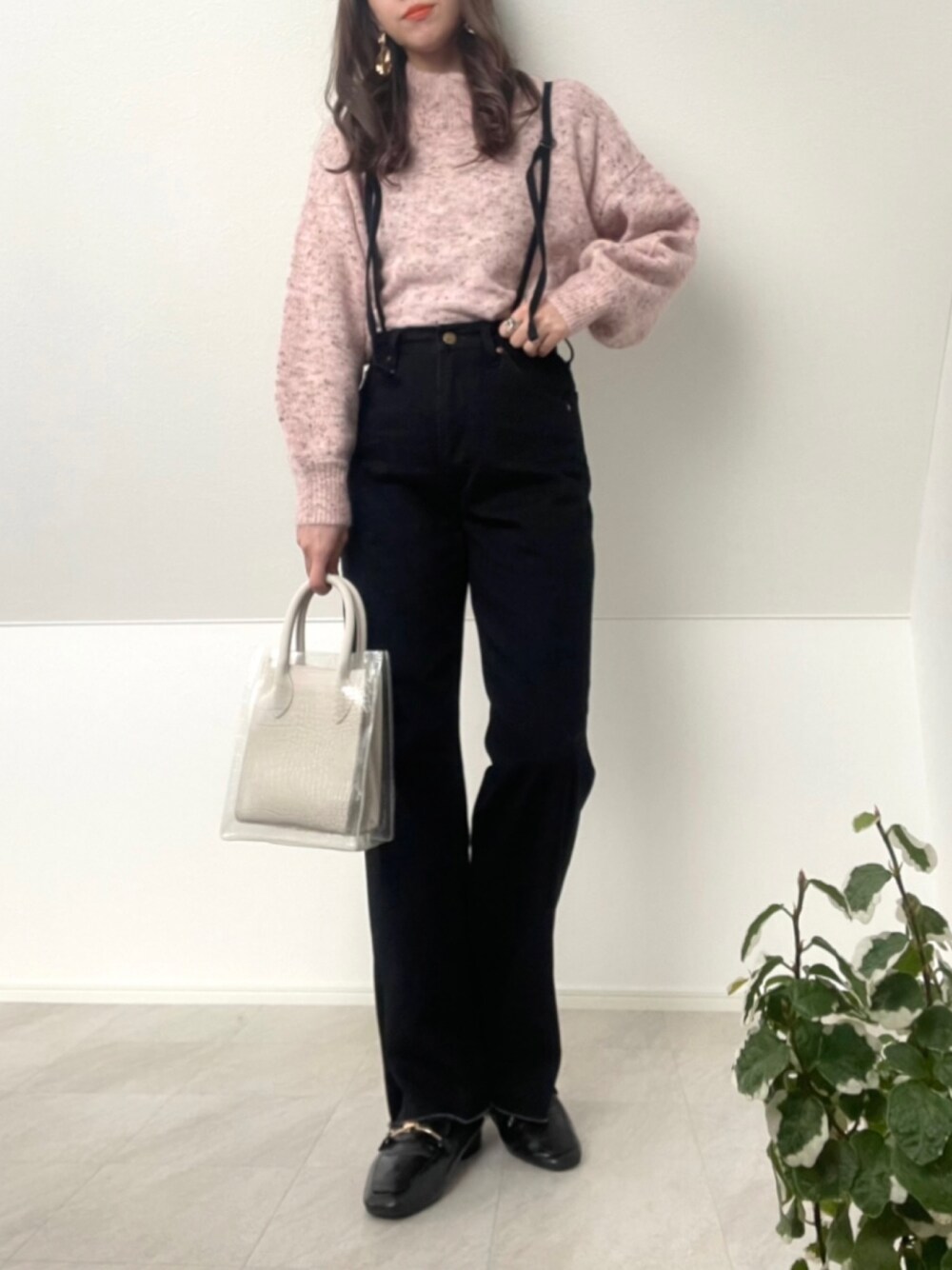 「anown、アノン、カラーニット、タートルネック、春コーデ、URBAN RESEARCH ROSSO、デニムコーデ、パンツスタイル、カジュアル、オトナカジュアル、シンプル、ローファー、スクエアバッグ、デニムパンツ、大人カジュアル」｜「anownのネップデザインモックネックボリュームスリーブニット（ニット/セーター、ピンク系）」を使った、＊𝒂𝒎𝒆𝒍𝒊𝒆𝒆＊さん（レディース・158cm）の冬コーディネートの1枚目の写真