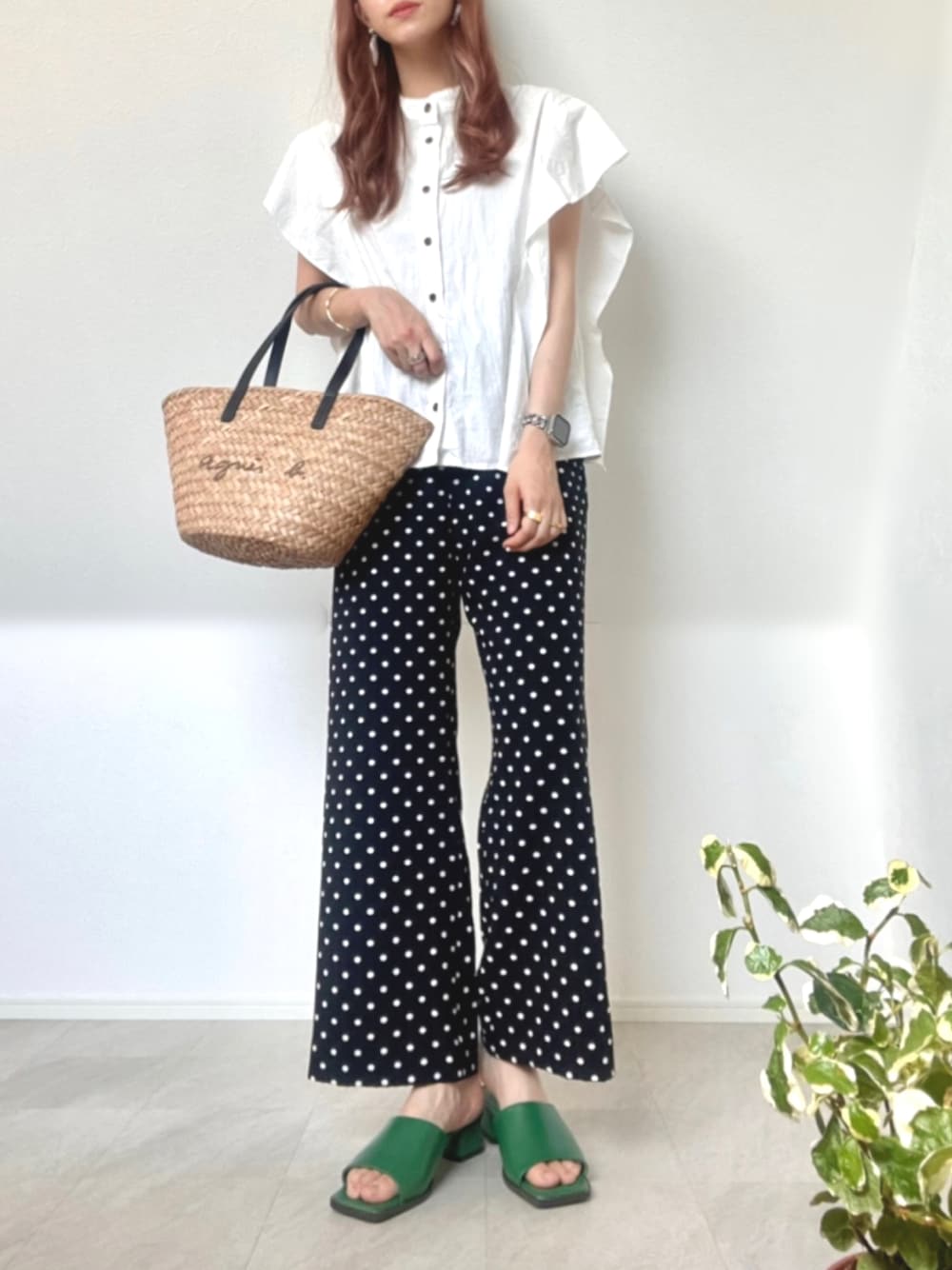 「FbyROSSO、COTORICA.、ドットパンツ、夏コーデ、ブラウス、パンツスタイル、シンプル、かごバッグ、きれいめカジュアル、ママコーデ、URBAN RESEARCH ROSSO」｜「F by ROSSOのF by ROSSO　ドットセミワイドパンツ（その他パンツ、ブラック系）」を使った、＊𝒂𝒎𝒆𝒍𝒊𝒆𝒆＊さん（レディース・158cm）の夏コーディネートの1枚目の写真