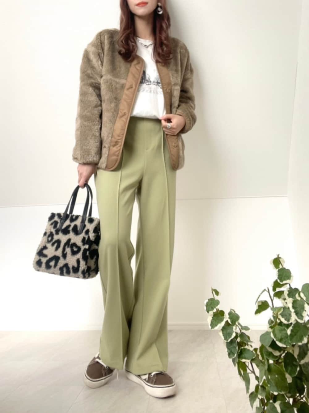 ベージュ系のブルゾン、その他のトートバッグ、ブラウン系のスニーカーを着用したレディースの冬コーディネートの1枚目の写真