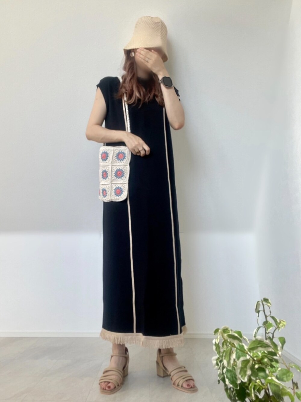 ブラック系のワンピース、ホワイト系のショルダーバッグ、ベージュ系のサンダルを着用したレディースの夏コーディネートの1枚目の写真