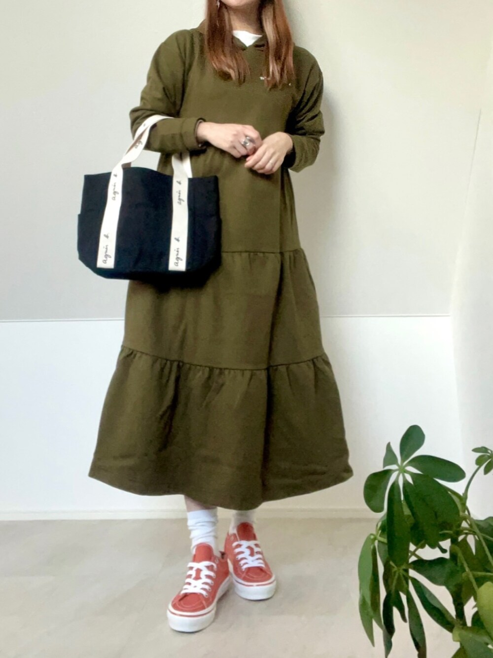 「agnes b.、アニエスベー、パーカー、パーカーワンピース、春コーデ、キレイめカジュアル、大人コーデ、モノトーン、ママコーデ」｜「To b. by agnes b.のWEB限定 WT77 ROBE ティアードフーディーワンピース（ワンピース、グリーン系）」を使った、＊𝒂𝒎𝒆𝒍𝒊𝒆𝒆＊さん（レディース・158cm）の春コーディネートの1枚目の写真