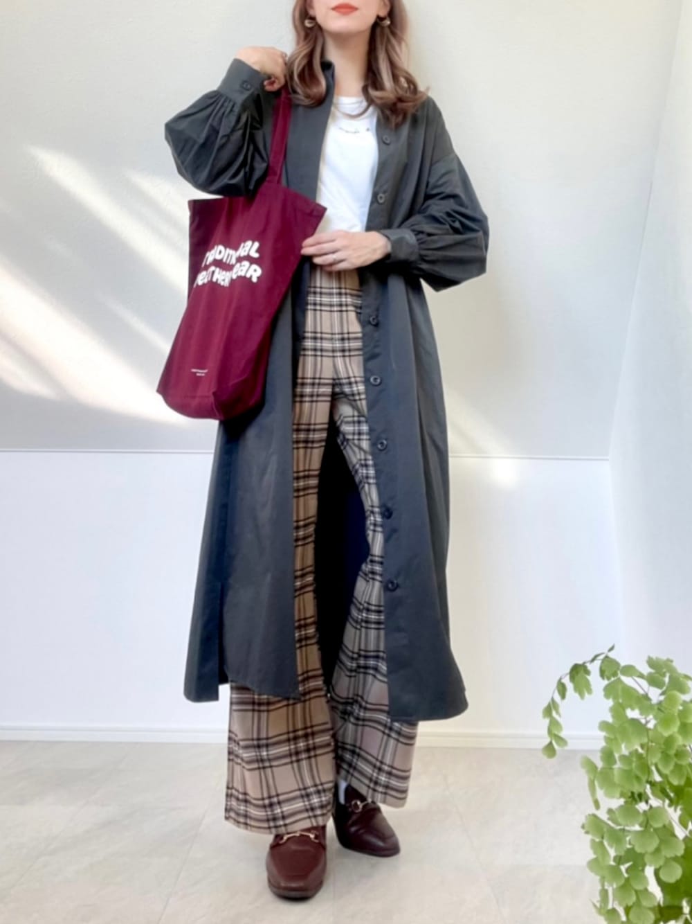 「renorm、シャツワンピース、Traditional Weatherwear、キャンバストート、ローファー、ORiental TRaffic(ORiental TRaffic)、トラッド、チェック、チェックパンツ、パンツスタイル、オトナカジュアル、大人カジュアル、通勤コーデ、オフィスカジュアル、カジュアルコーデ」｜「ReNormの2WAYシャツワンピース（シャツワンピース、グレー系）」を使った、＊𝒂𝒎𝒆𝒍𝒊𝒆𝒆＊さん（レディース・158cm）の秋コーディネートの1枚目の写真
