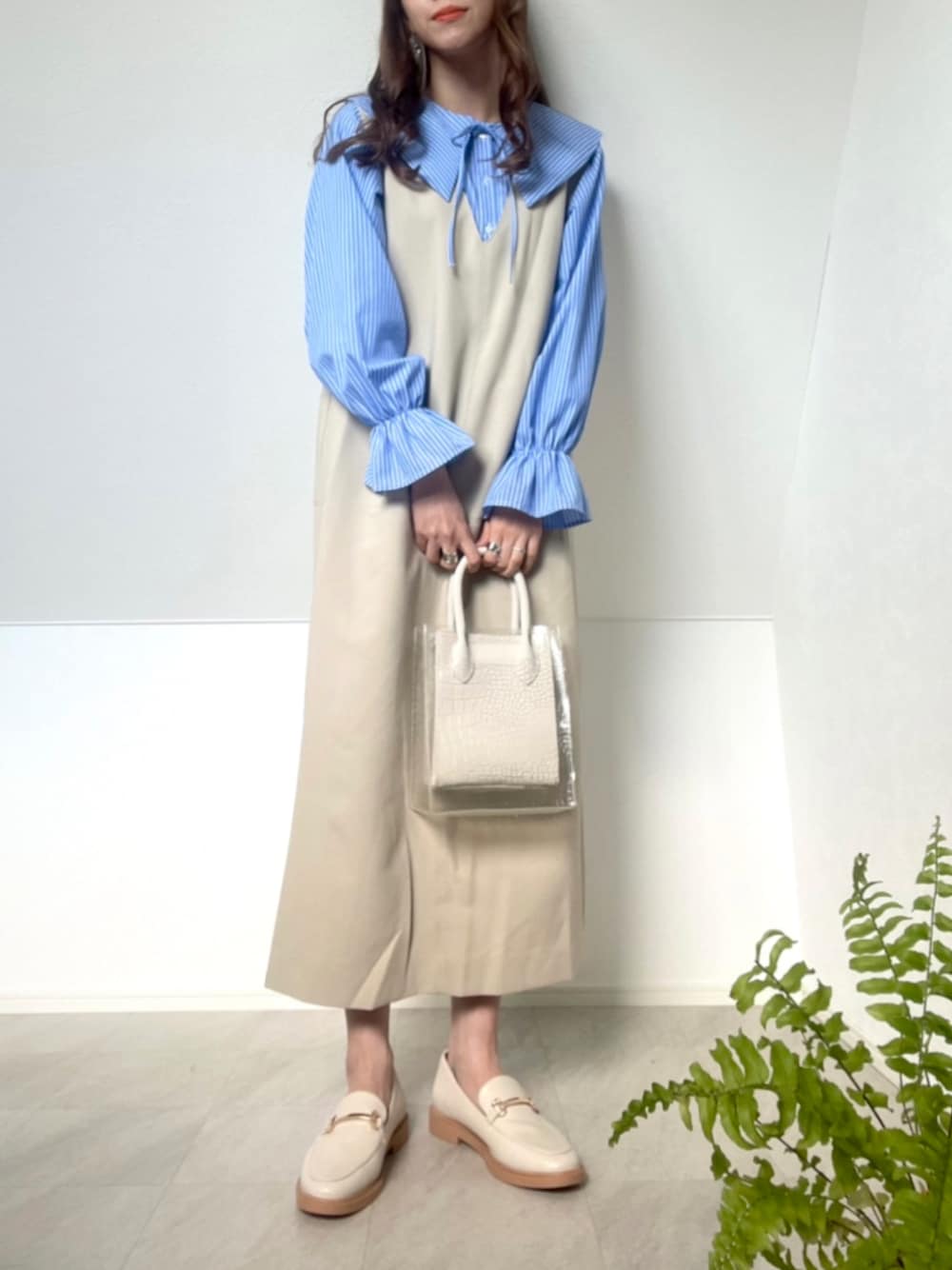 ブラック系のサロペット/オーバーオール、その他のショルダーバッグ、ホワイト系のローファーを着用したレディースの冬コーディネートの1枚目の写真