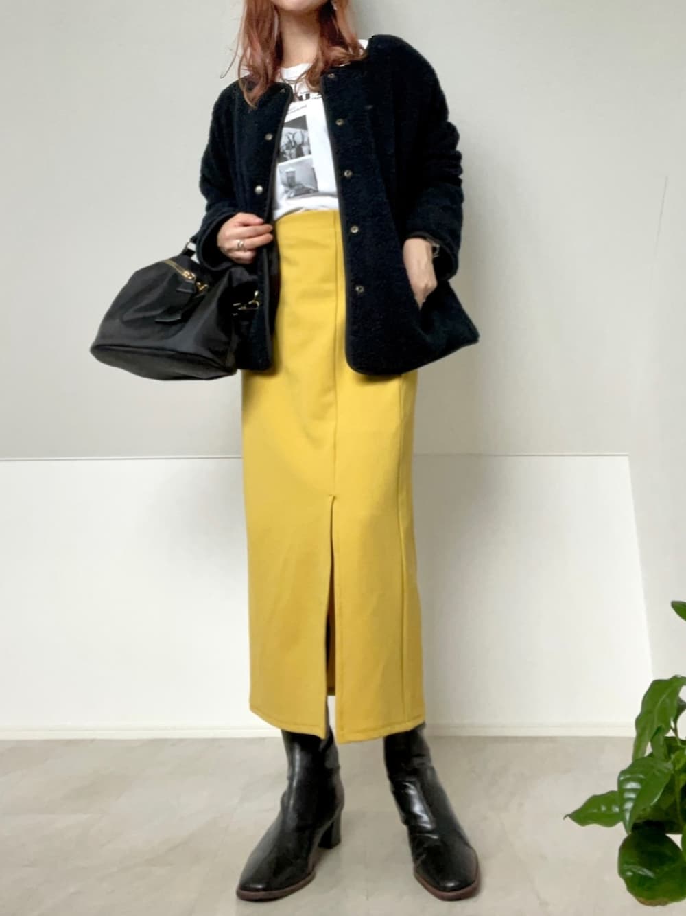 ブラック系のブルゾン、ホワイト系のTシャツ/カットソー、ブラック系のショルダーバッグを着用したレディースの秋コーディネートの1枚目の写真