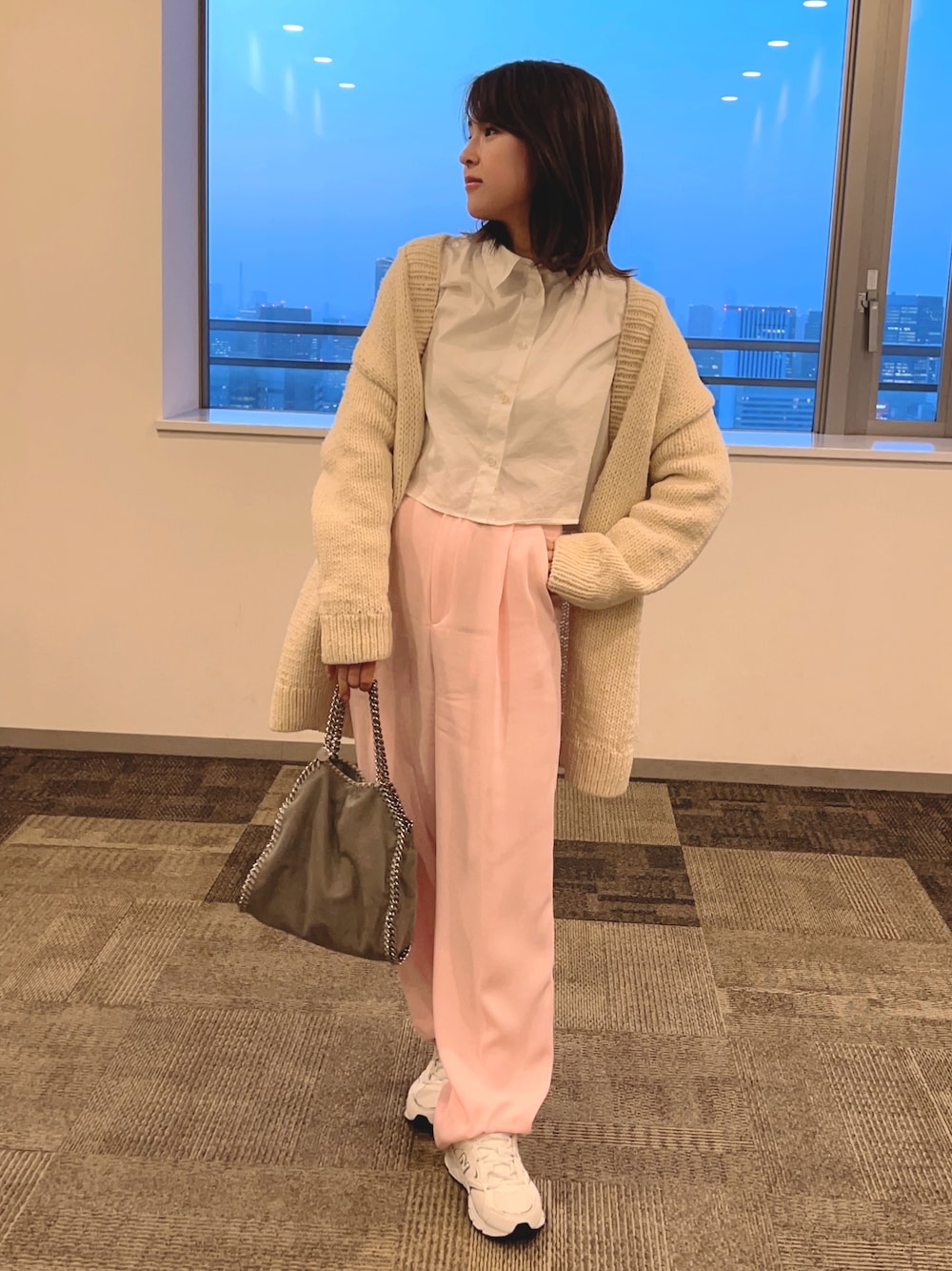 「休日コーデ、大人カジュアル、シンプルコーデ、オトナ女子、春、オトナカジュアル、春服、低身長女子、ootd、お洒落さんとつながりたい、スニーカー、シャツスタイル、スラックス」｜「theoryのアイテム（シャツ/ブラウス、ホワイト系）」を使った、shi.yusaさん（レディース・154cm）の春コーディネートの1枚目の写真