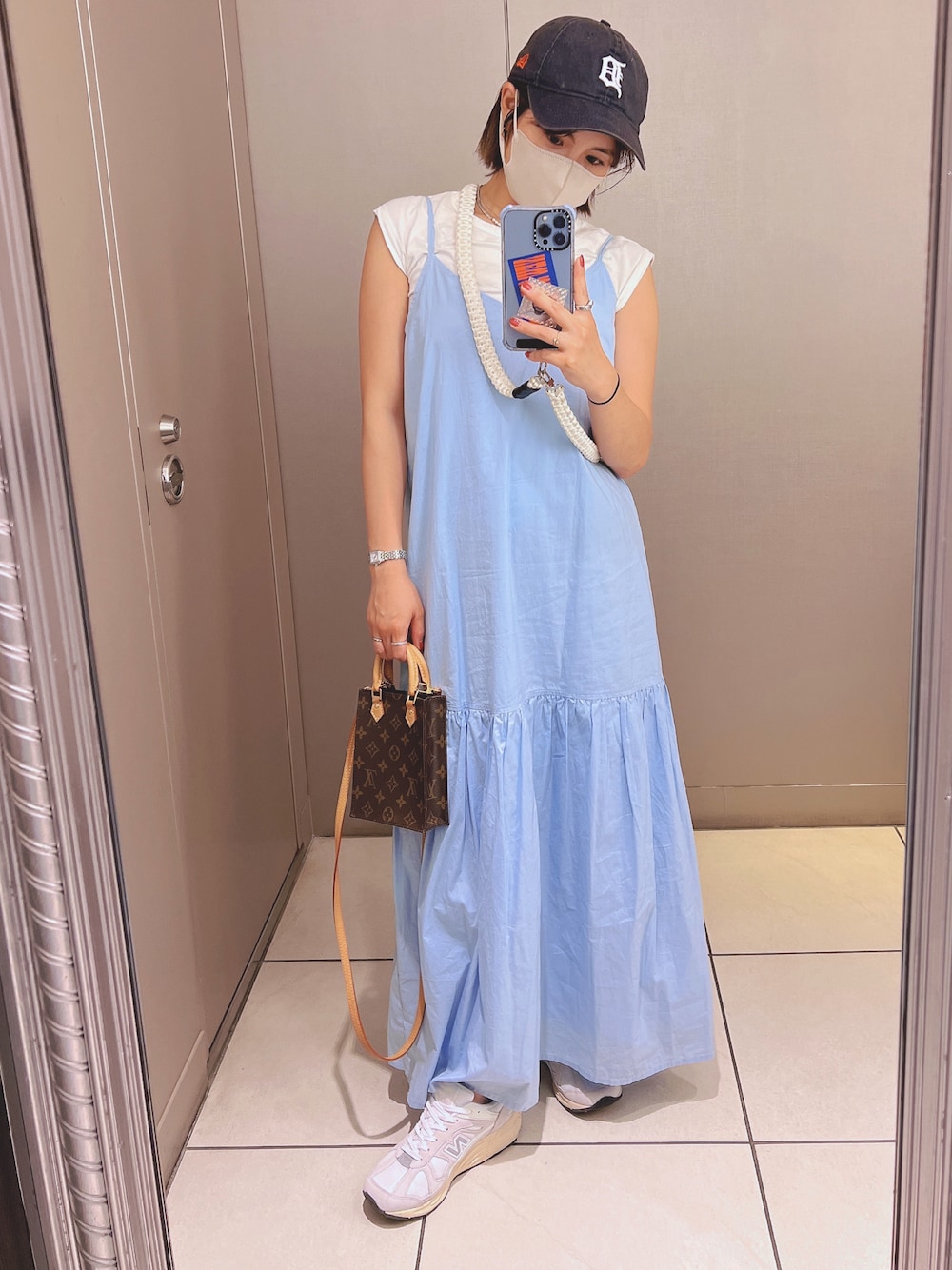 「大人カジュアル、シンプルスタイル、休日スタイル、ショルダーバッグ、カラーコーデ、低身長女子、ブルー、ブルーコーデ」｜「SHENERYのティアードキャミドレス（ワンピース、ブルー系）」を使った、shi.yusaさん（レディース・154cm）の秋コーディネートの1枚目の写真