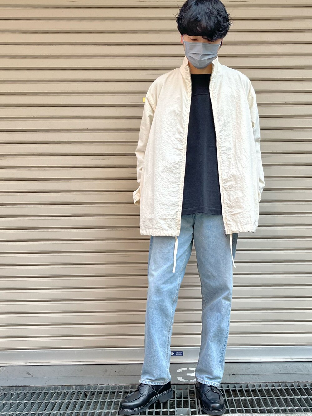 「シンプル、シンプルコーデ、シンプルスタイル、カジュアルコーデ、大人コーデ、大人カジュアル、休日コーデ、デニム、デニムパンツ、春コーデ、春アウター、春、革靴、黒、いいね、save、フォローお願いします🤑」｜「confectのアイテム（ブルゾン、ホワイト系）」を使った、mashrさん（メンズ・171cm）の春コーディネートの1枚目の写真