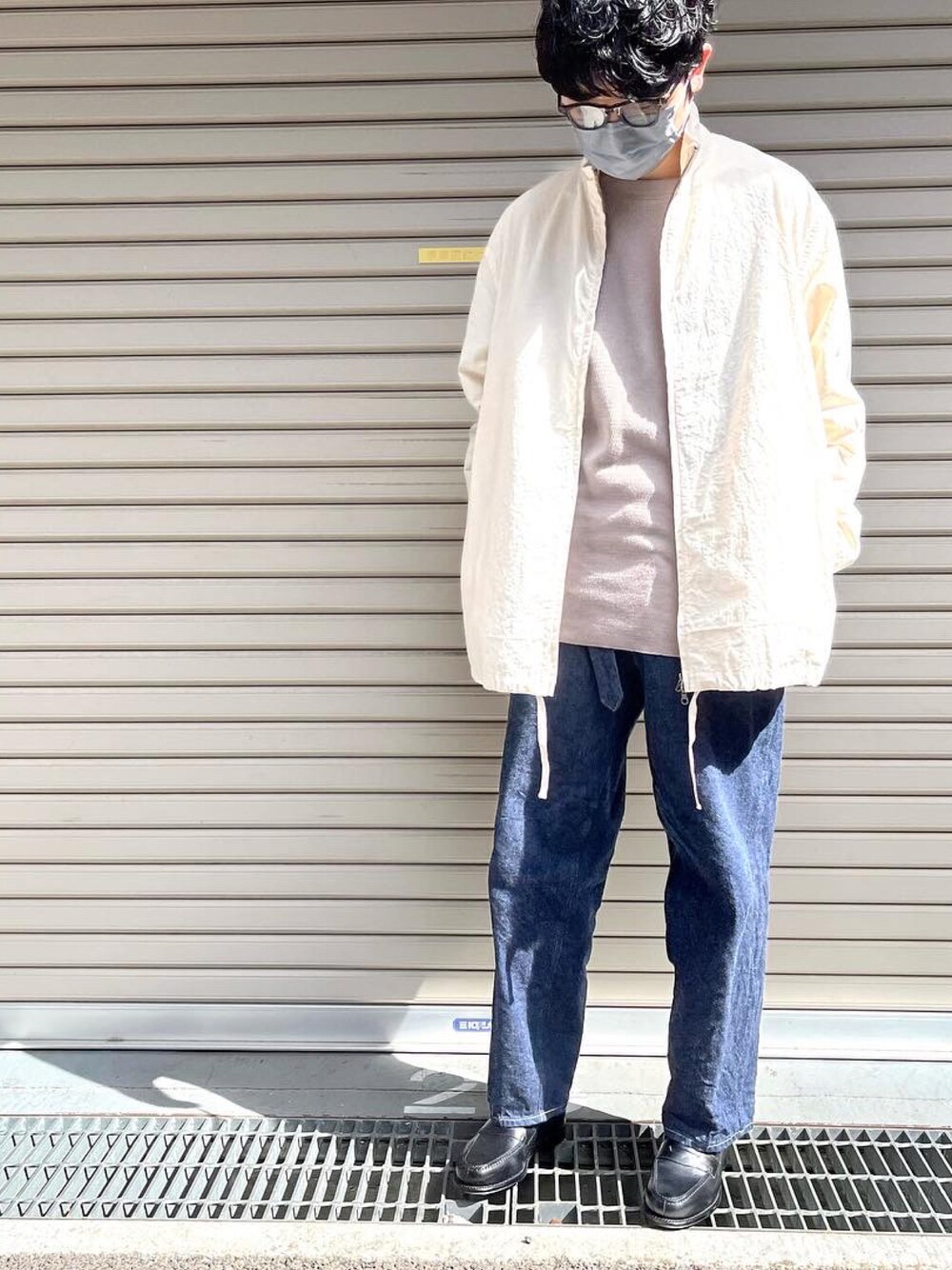 「春服、デニム、ワイドパンツ、シンプル、休日スタイル、大人カジュアル、大人コーデ、お洒落さんとつながりたい」｜「confectのアイテム（ブルゾン、ホワイト系）」を使った、mashrさん（メンズ・171cm）の春コーディネートの1枚目の写真