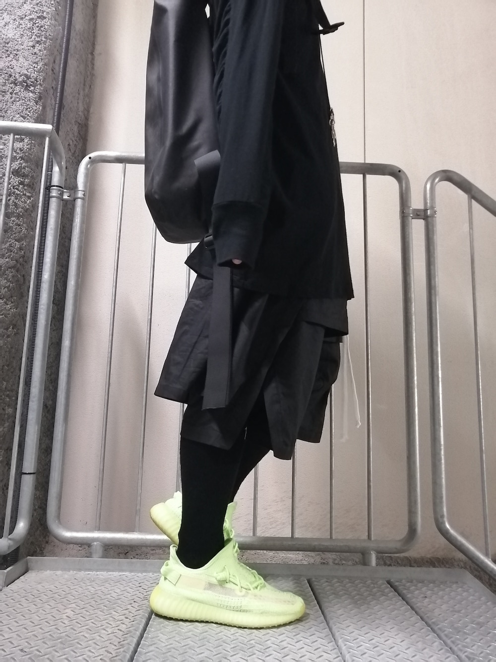 「春コーデ、ストリート、OY、JULIUS、yeezy、yeezyboost350V2、まっく、ハーフパンツ、オールブラック、差し色、11 by boris bidjan saberi、黒、ネオンカラー、ストリートコーデ、ストリート系」｜「Yeezyのアイテム（スニーカー、グリーン系）」を使った、まっくさん（メンズ・175cm）の春コーディネートの1枚目の写真
