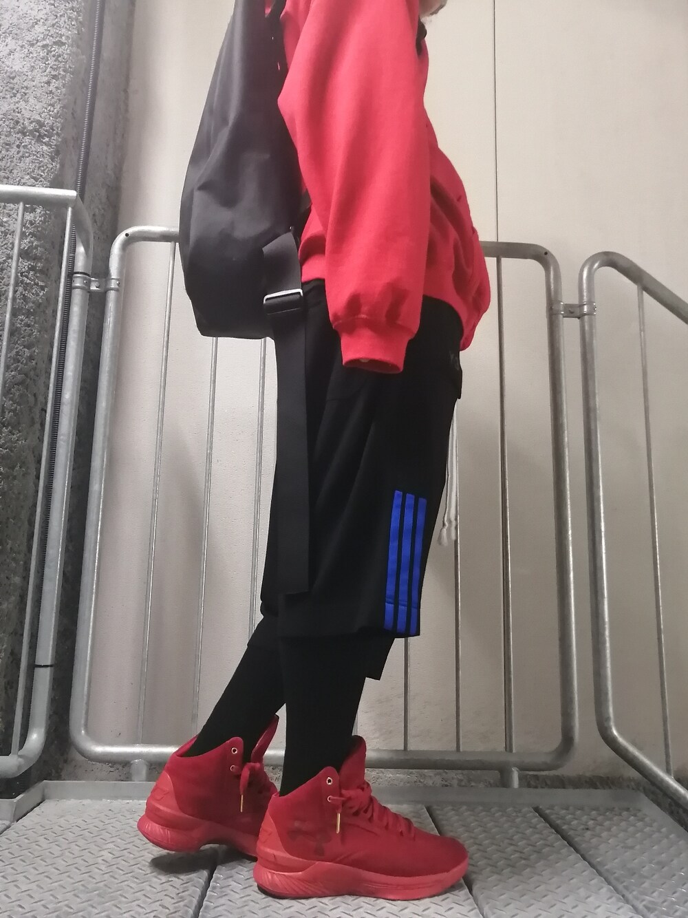 「春コーデ、ootd、11by boris bidjan saberi、underarmour、Y-3、neos、GROUND Y、赤、赤×黒、赤コーデ、ストリートコーデ、ストリート系、まっく、非常階段、オーバーサイズ」｜「UNDER ARMOURのアイテム（スニーカー、レッド系）」を使った、まっくさん（メンズ・175cm）の春コーディネートの1枚目の写真