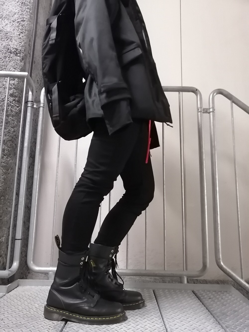 ブラック系のパンツ、ブラック系のブーツ、ブラック系のジャケット/アウターを着用したメンズの春コーディネートの1枚目の写真