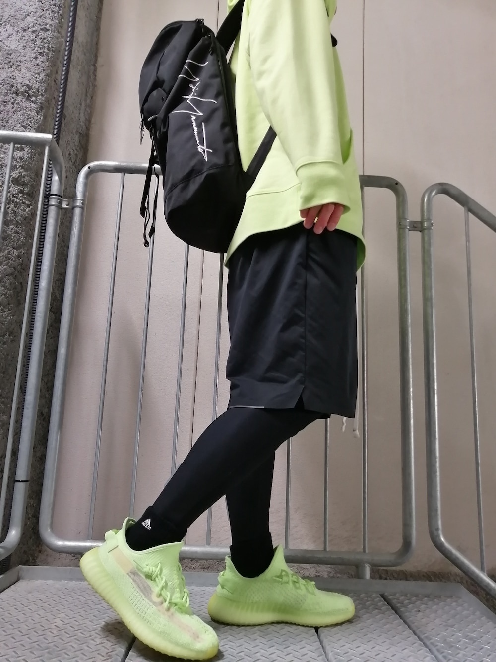 「ビッグシルエット、ストリート、UNIQLO、パーカー、yeezy、yeezyboost、Y-3、yohjiyamamoto、adidas、ゆるコーデ、ソックス、春コーデ、ストリートコーデ、蛍光色、まっく」｜「Yeezyのアイテム（スニーカー、グリーン系）」を使った、まっくさん（メンズ・175cm）の春コーディネートの1枚目の写真