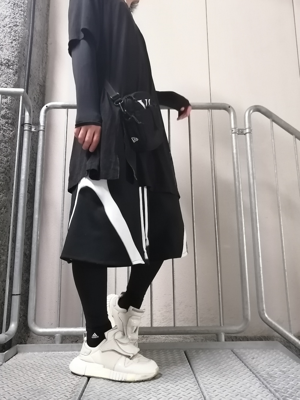 「春、おしゃれさんと繋がりたい、スニーカーコーデ、休日スタイル、ラフ、モノトーンコーデ、ストリート、ストリート系、まっく、GroundY、adidas、maonosuke、春コーデ、ootd、fashion」｜「Y'sのアイテム（ショルダーバッグ、ブラック系）」を使った、まっくさん（メンズ・175cm）の春コーディネートの1枚目の写真
