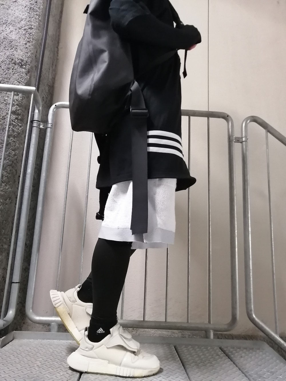「モノトーン、大人コーデ、ストリート、まっく、Y-3、adidas、OY、11 by boris bidjan saberi、今日のコーデ、ootd、モードストリート、オーバーサイズ、夏コーデ、シャツ、スニーカー」｜「adidasのアイテム（スニーカー、ホワイト系）」を使った、まっくさん（メンズ・175cm）の春コーディネートの1枚目の写真