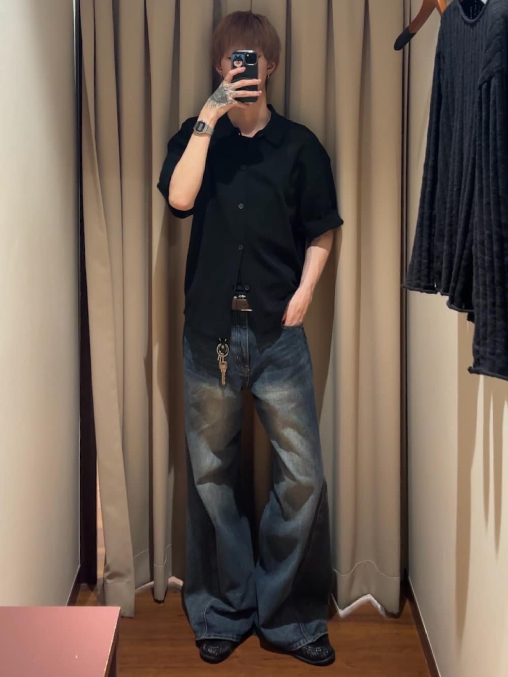 ブラック系のニット/セーター、ホワイト系のタンクトップ、ブルー系のデニムパンツを着用したメンズの夏コーディネートの1枚目の写真