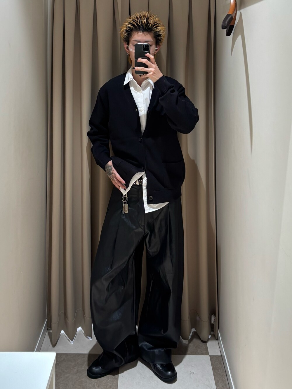 ブラック系のカーディガン/ボレロ、ブラック系のその他パンツを着用したメンズの秋コーディネートの1枚目の写真