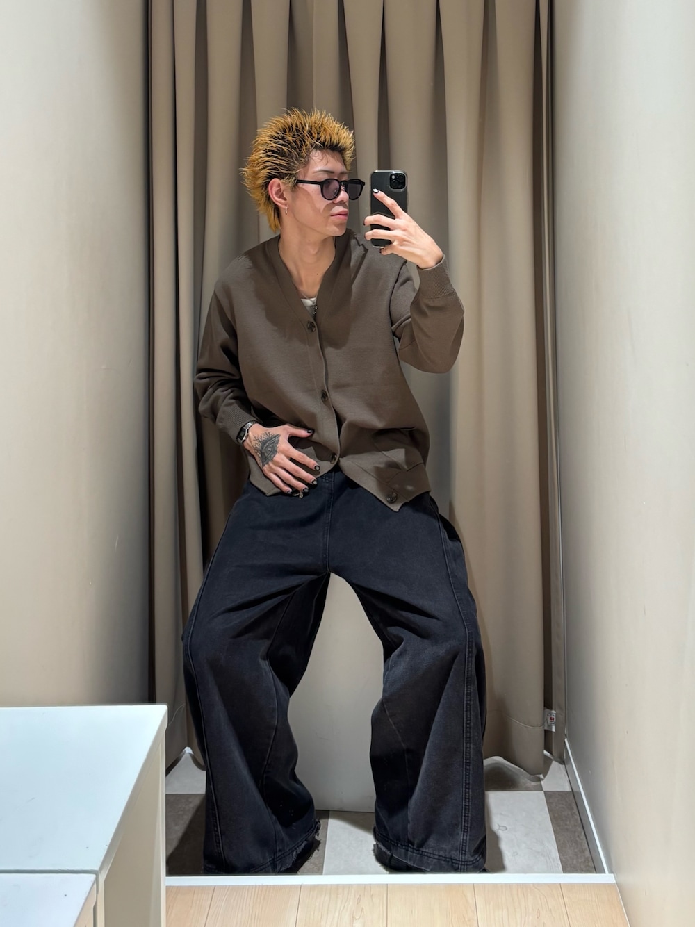 ブラウン系のカーディガン/ボレロを着用したメンズの秋コーディネートの1枚目の写真