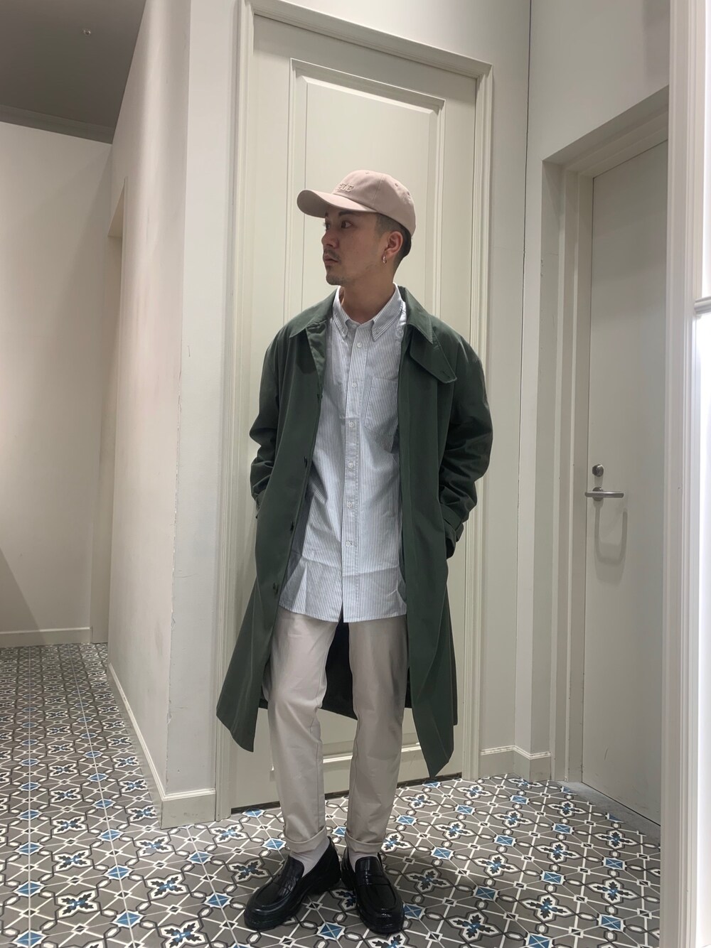 「ステンカラーコート、ローファー、ストライプ、きれいめカジュアル、春コーデ、oxford、AIGLE、バルマカーンコート」｜「AIGLEの透湿防水 コットンタッチ ヘリテージステンカラーコート（ステンカラーコート、グリーン系）」を使った、Hajimeさん（メンズ・171cm）の春コーディネートの1枚目の写真