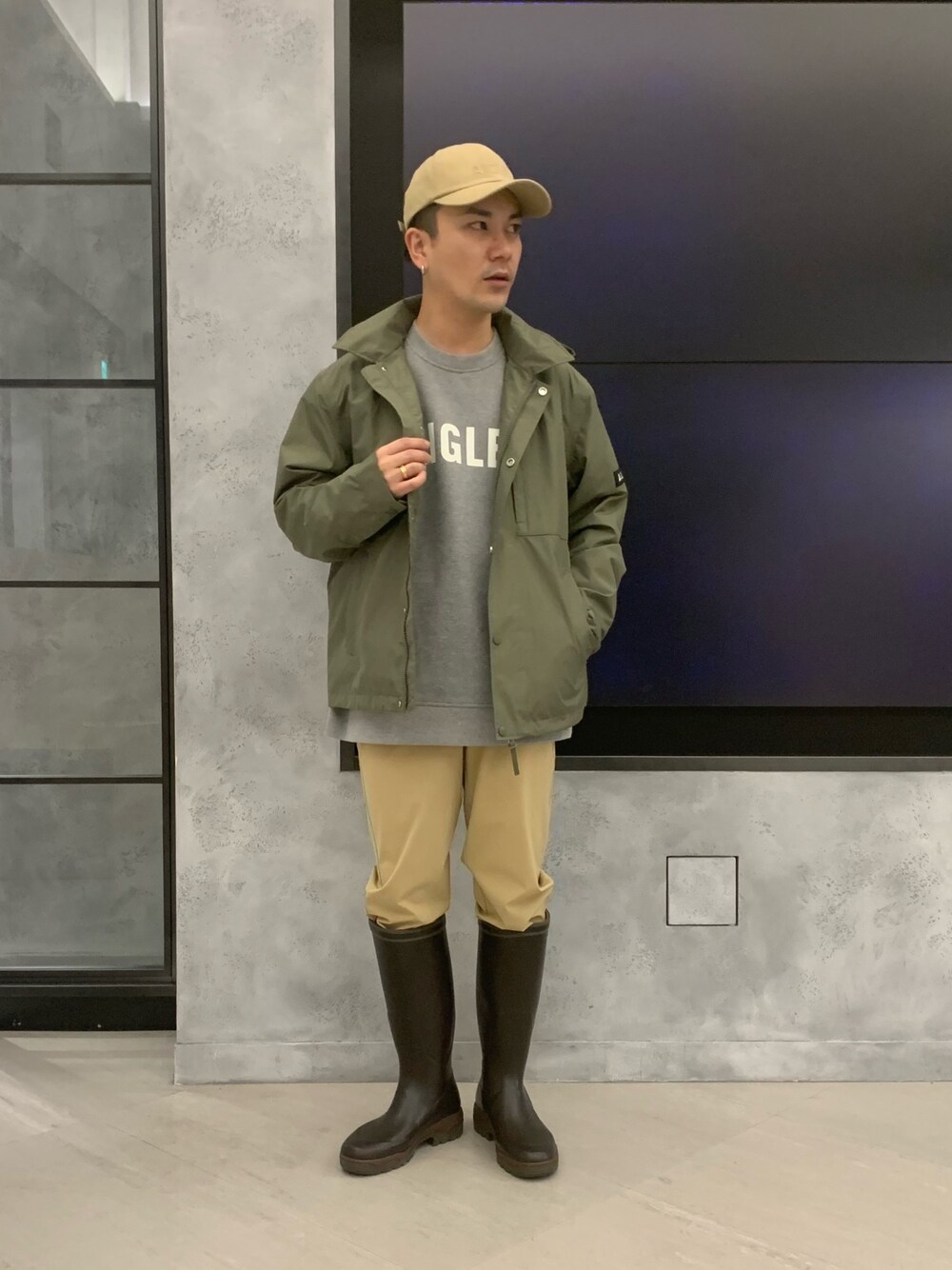 「シンプル」｜「AIGLEのロゴプリントクルーネックスウェットシャツ（スウェット、グレー系）」を使った、Hajimeさん（メンズ・171cm）の冬コーディネートの1枚目の写真