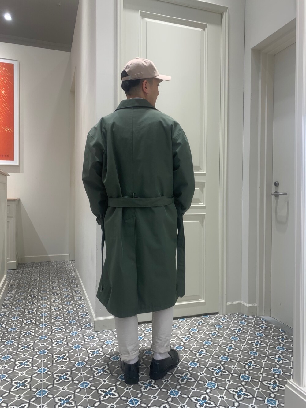 「ステンカラーコート、ローファー、ストライプ、きれいめカジュアル、春コーデ、oxford、AIGLE、バルマカーンコート」｜「AIGLEの透湿防水 コットンタッチ ヘリテージステンカラーコート（ステンカラーコート、グリーン系）」を使った、Hajimeさん（メンズ・171cm）の春コーディネートの2枚目の写真