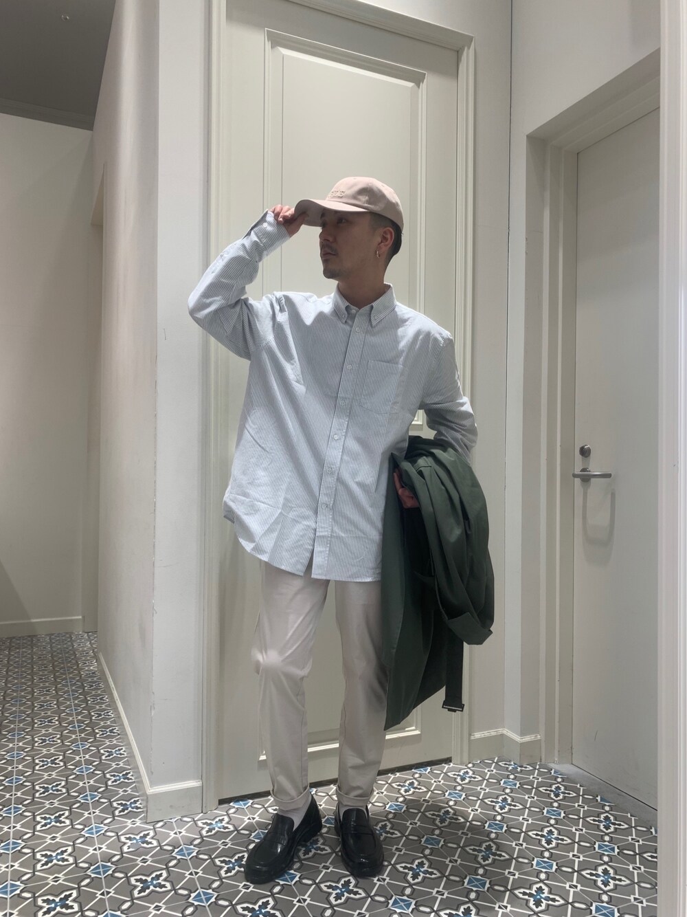 「ステンカラーコート、ローファー、ストライプ、きれいめカジュアル、春コーデ、oxford、AIGLE、バルマカーンコート」｜「AIGLEの透湿防水 コットンタッチ ヘリテージステンカラーコート（ステンカラーコート、グリーン系）」を使った、Hajimeさん（メンズ・171cm）の春コーディネートの3枚目の写真