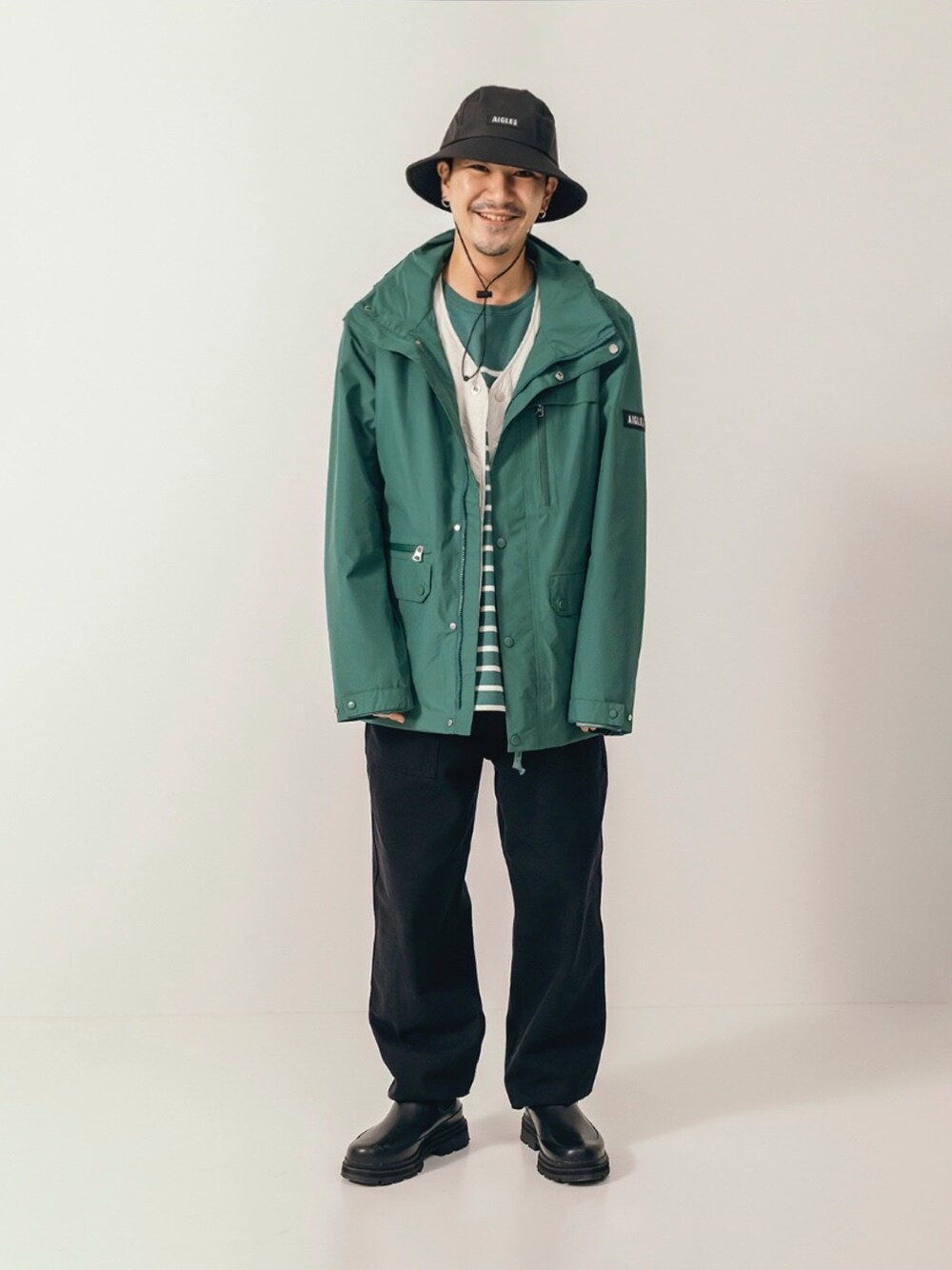 「シンプルコーデ」｜「AIGLEのゴアテックス フーデッドフラップポケットジャケット（マウンテンパーカー、グリーン系）」を使った、Hajimeさん（メンズ・171cm）の冬コーディネートの1枚目の写真