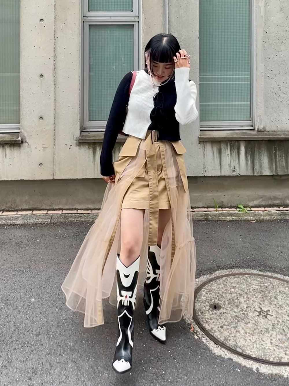「秋服コーデ、休日コーデ、秋のコーデ、スカート、チュールスカート、モノトーン×ベージュ、モノトーン、ウエスタンブーツ、ブーツ、ロングブーツ、低身長、低身長コーデ」｜「ZARAのアイテム（ニット/セーター、その他）」を使った、Wakanaさん（レディース・151cm）の秋コーディネートの1枚目の写真
