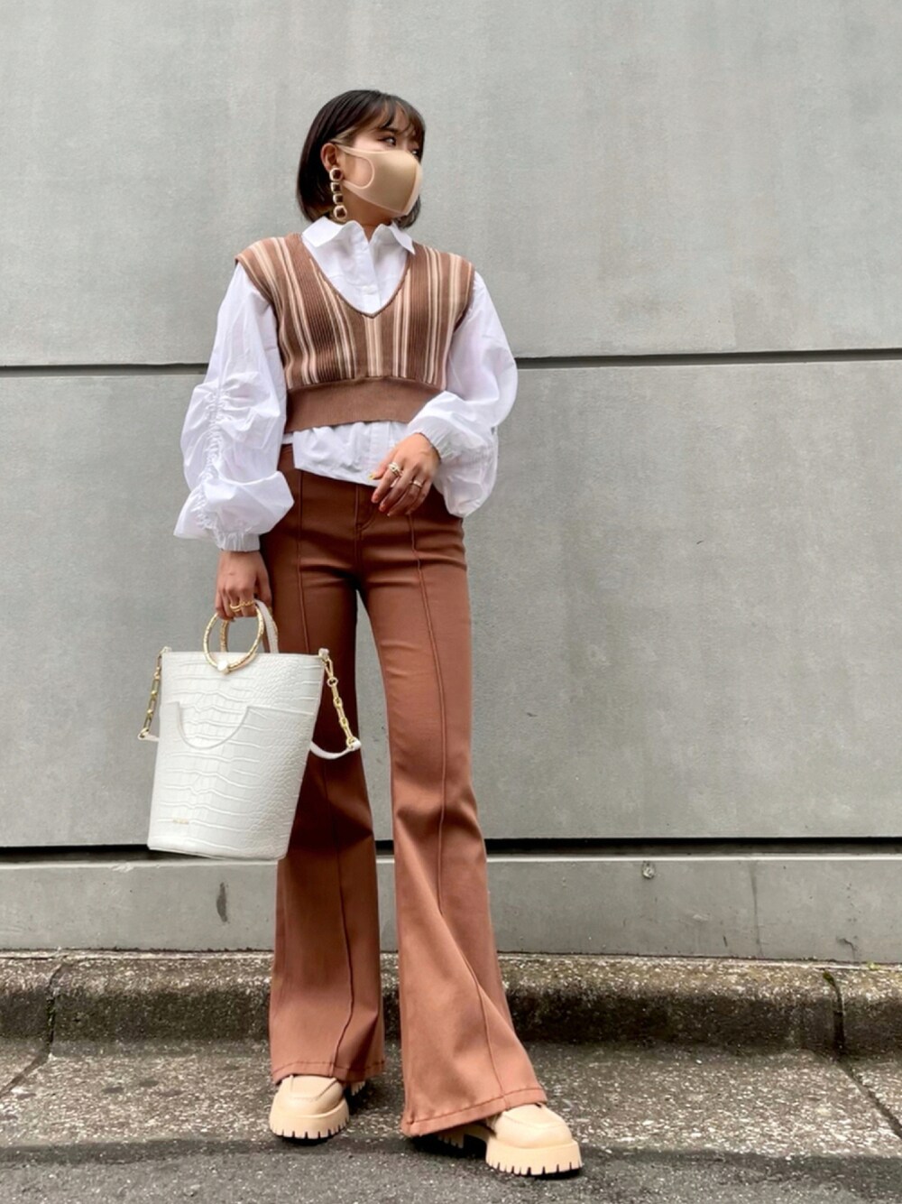 「シャツ、ローファー、ストライプ、ビスチェ、ブラウン、フレアパンツ、シャツスタイル、低身長、厚底ローファー、低身長コーデ、秋コーデ、秋トレンド2021、バケツバッグ」｜「SLYのアイテム（パンツ、ブラウン系）」を使った、Wakanaさん（レディース・151cm）の秋コーディネートの1枚目の写真