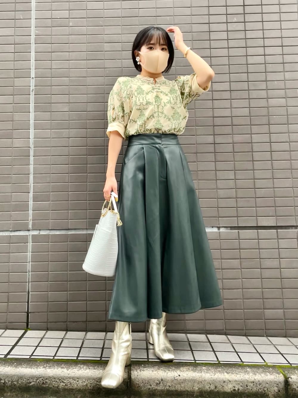 「グリーン、レザースカート、ショートブーツ、ブーツ、チャイナシャツ、ゴールドアクセ、秋コーデ、秋服準備はじめました」｜「Ted Bakerのクロコ調 ゴールドリングバッグ（バッグ、ホワイト系）」を使った、Wakanaさん（レディース・151cm）の秋コーディネートの1枚目の写真