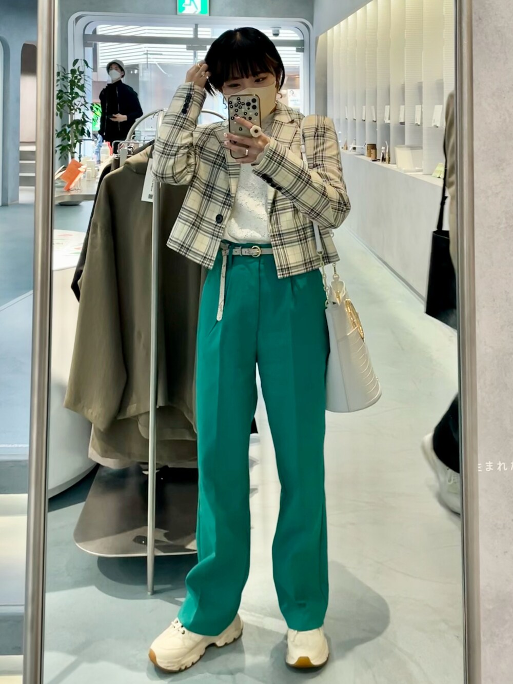 「春コーデ、ジャケット、クロップドジャケット、スラックス、グリーン、チェック、スニーカー、ZARA、低身長、低身長コーデ、春色、カラーパンツ」｜「tiptopの【web限定Sサイズ・セットアップ対応】センタープレスセミフレアスラックス（スラックス、グリーン系）」を使った、Wakanaさん（レディース・151cm）の春コーディネートの1枚目の写真