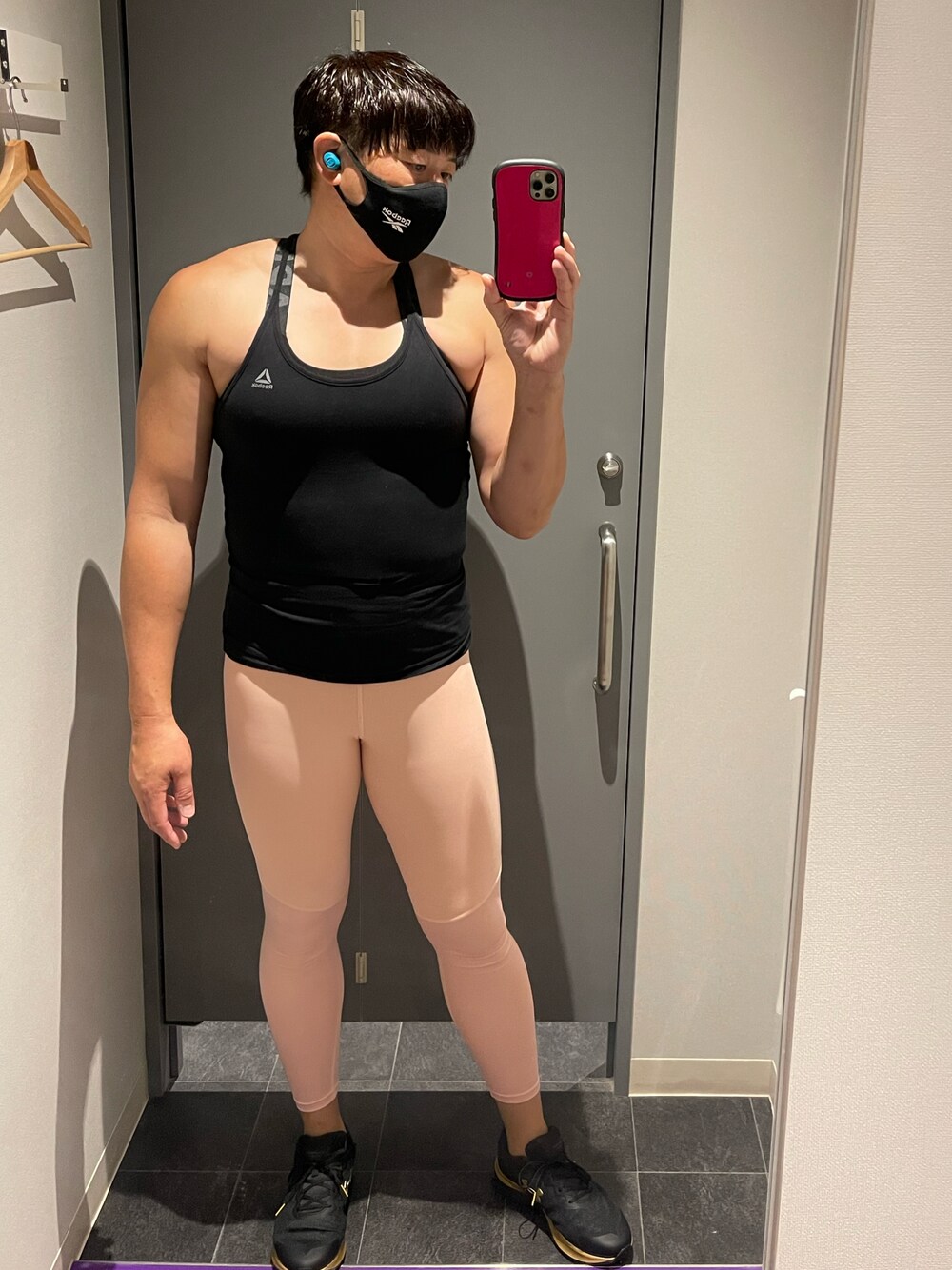 ブラック系のタンクトップ、ピンク系のレギンス/スパッツを着用したメンズの秋コーディネートの1枚目の写真