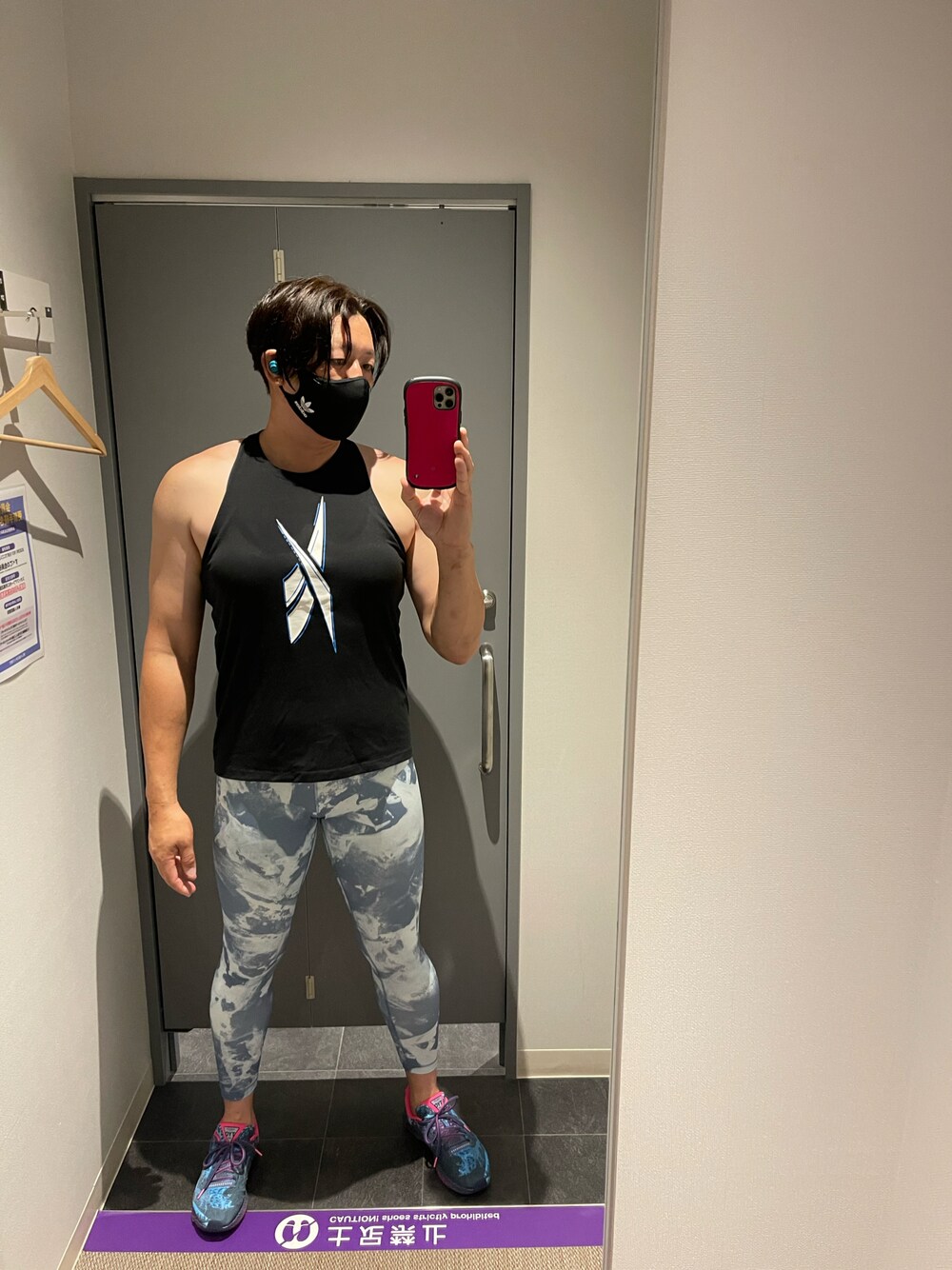 ブラック系のタンクトップを着用したメンズの夏コーディネートの1枚目の写真