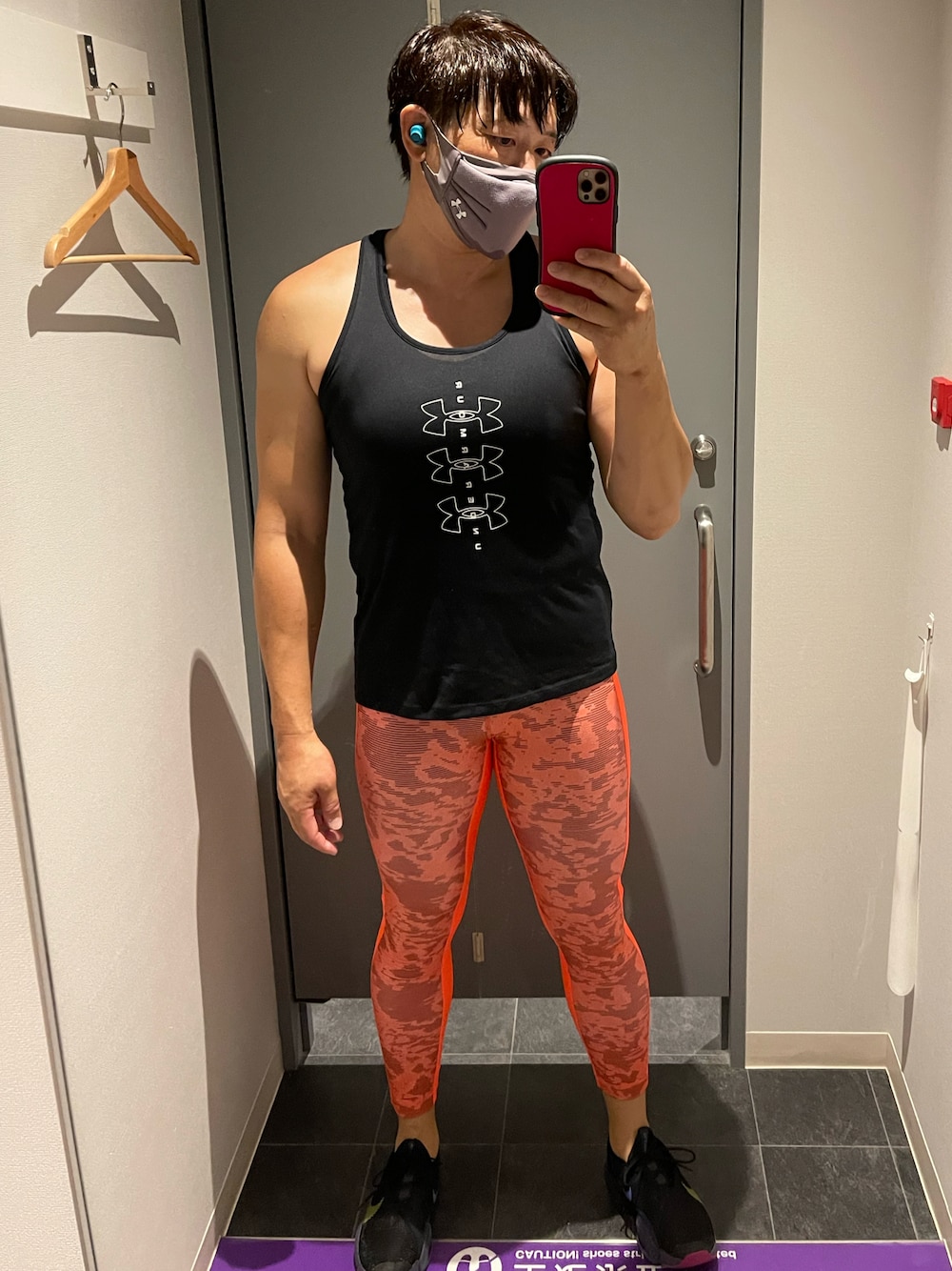 ブラック系のタンクトップ、レッド系のレギンス/スパッツを着用したメンズの秋コーディネートの1枚目の写真