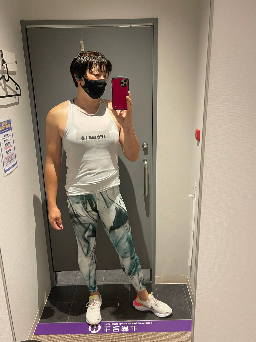 グリーン系のレギンス/スパッツを着用したメンズの秋コーディネートの1枚目の写真