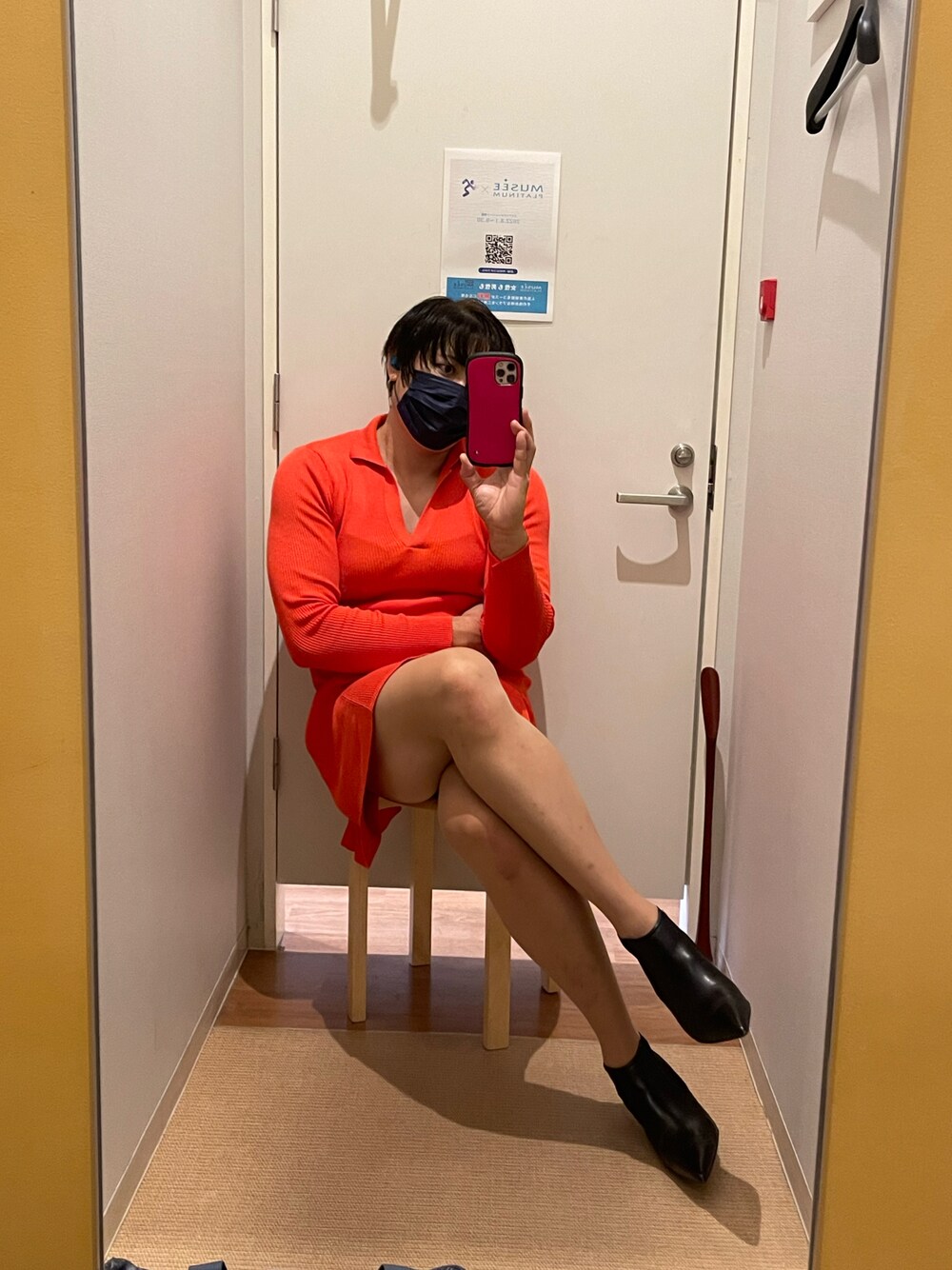 オレンジ系のワンピース/ドレスを着用したメンズの秋コーディネートの1枚目の写真