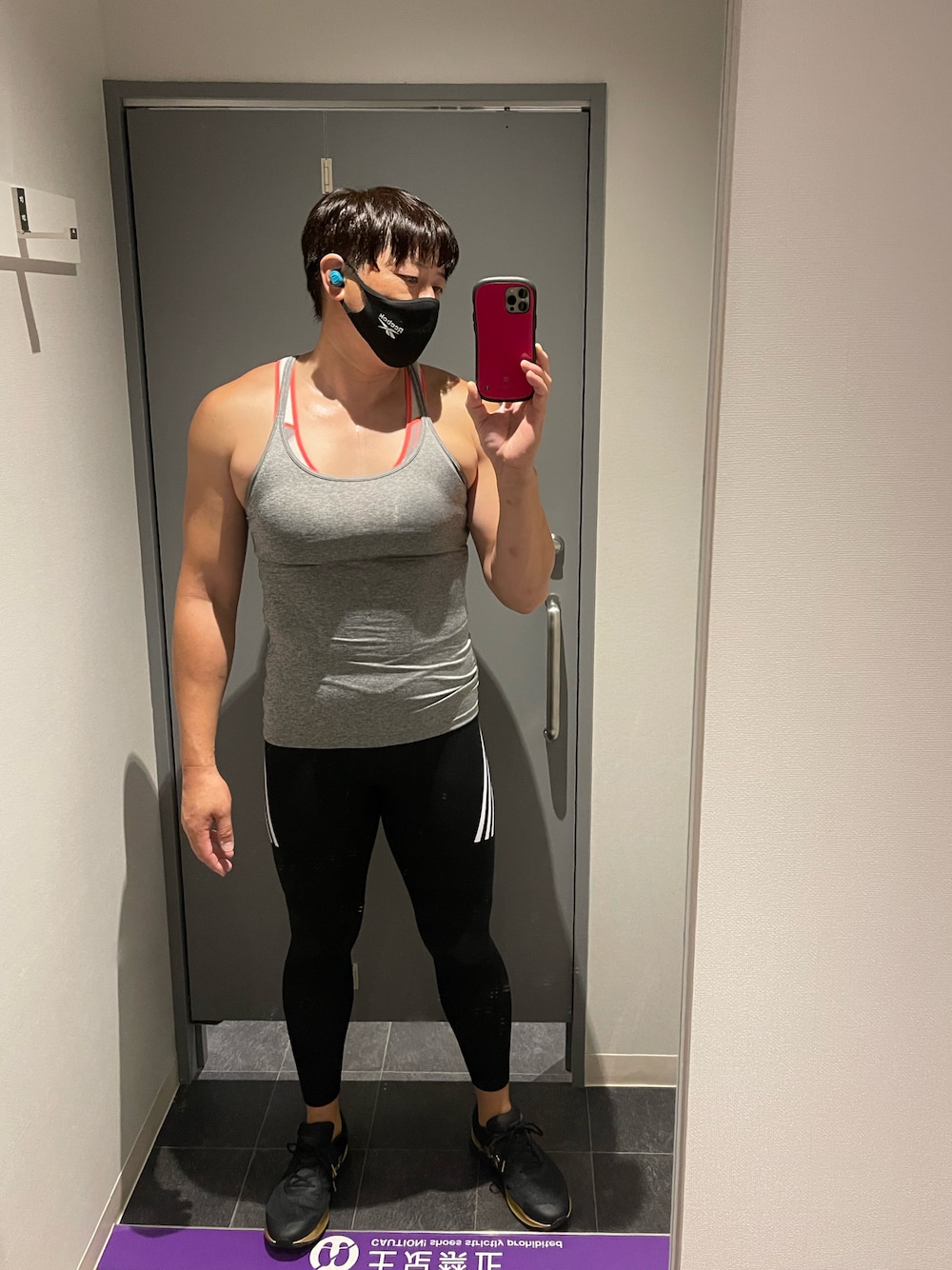 グレー系のタンクトップ、ブラック系のレギンス/スパッツを着用したメンズの秋コーディネートの1枚目の写真