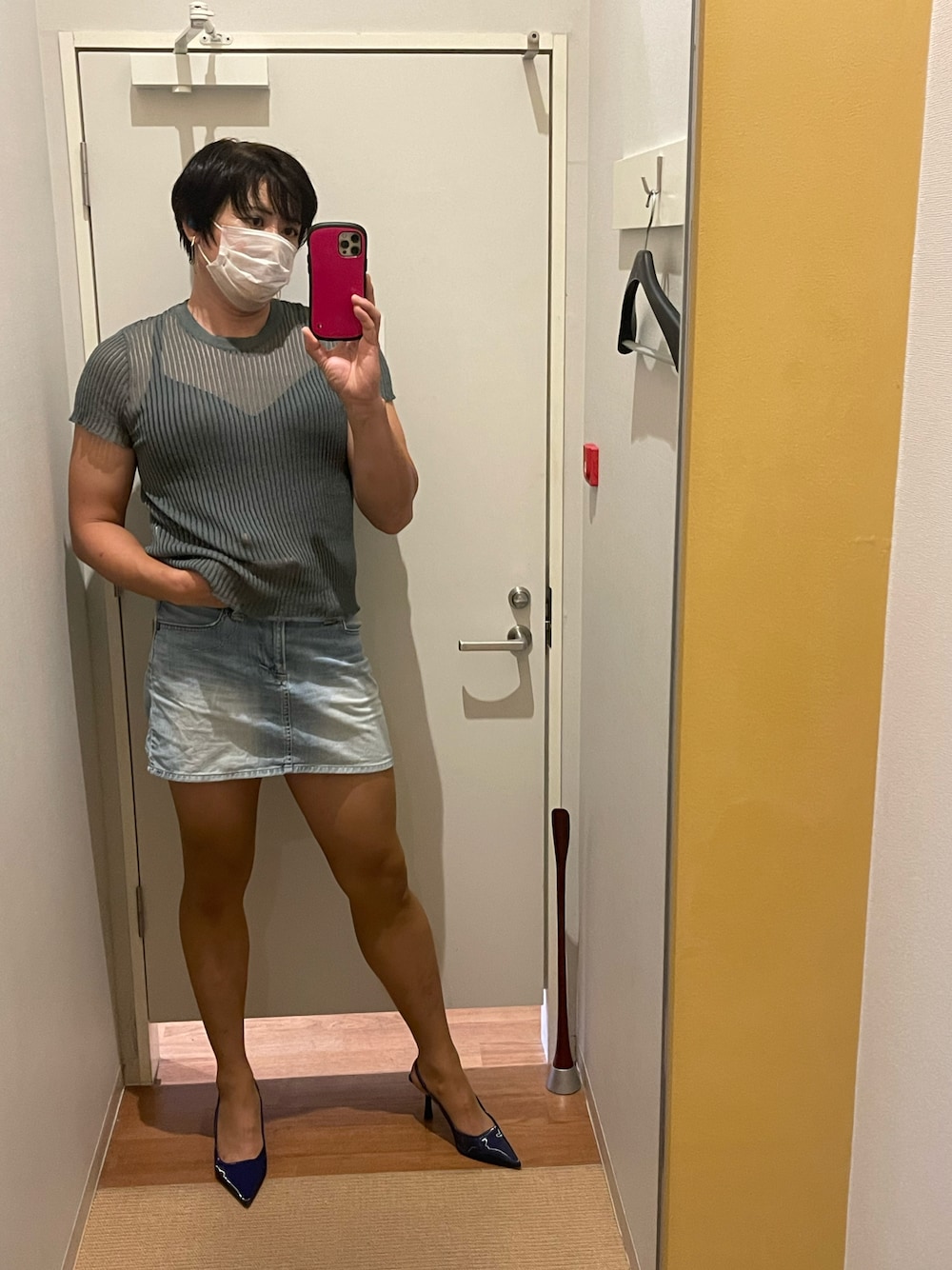 グリーン系のTシャツ/カットソー、ブルー系のスカートを着用したメンズの秋コーディネートの1枚目の写真