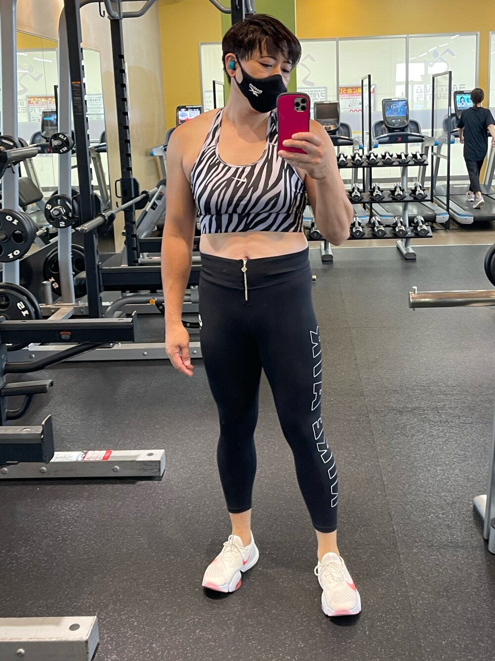 ブラック系のタンクトップ、ブラック系のレギンス/スパッツを着用したメンズの秋コーディネートの1枚目の写真