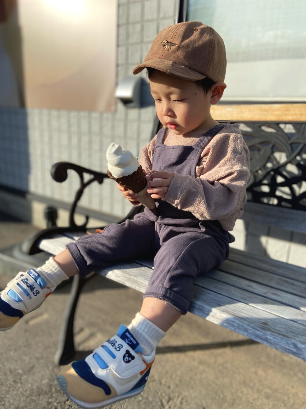 「秋コーデ、キッズファッション、キッズコーデ、ゆるコーデ、男の子、2歳、サロペット、プチプラ、キャップ」｜「3can4onの【90-150cm】スラブ起毛ビックシルエットプルオーバー（Tシャツ/カットソー、ベージュ系）」を使った、kotakotaroさん（キッズ・80cm）の秋コーディネートの1枚目の写真