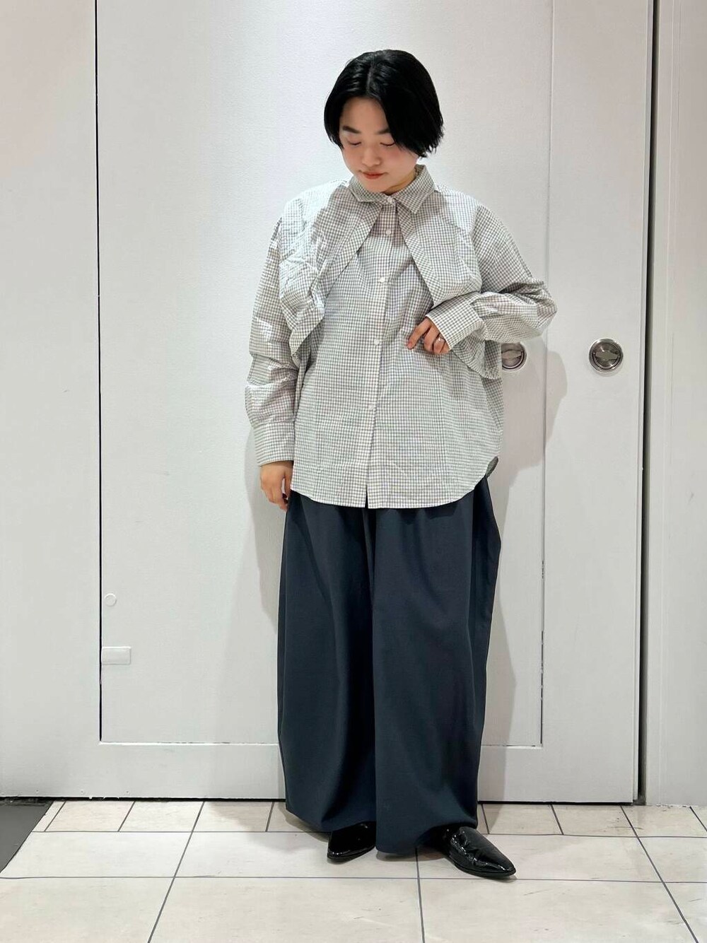 グレー系のその他パンツ、ホワイト系のシャツ/ブラウスを着用したレディースの冬コーディネートの1枚目の写真